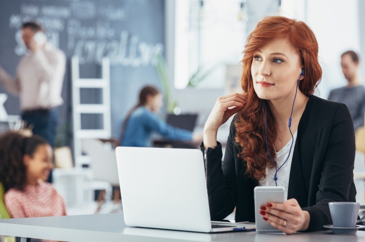 ryšavá žena pauza s hudbou z mobilu