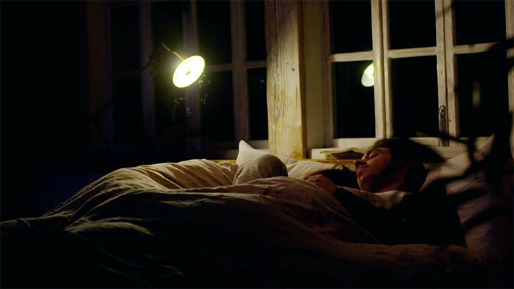 Počúvajte hudbu, než pôjdete spať, s hudobnou žiarovkou Sony žiarovka sony počúvanie hudby technológia bluetooth diaľkové ovládanie