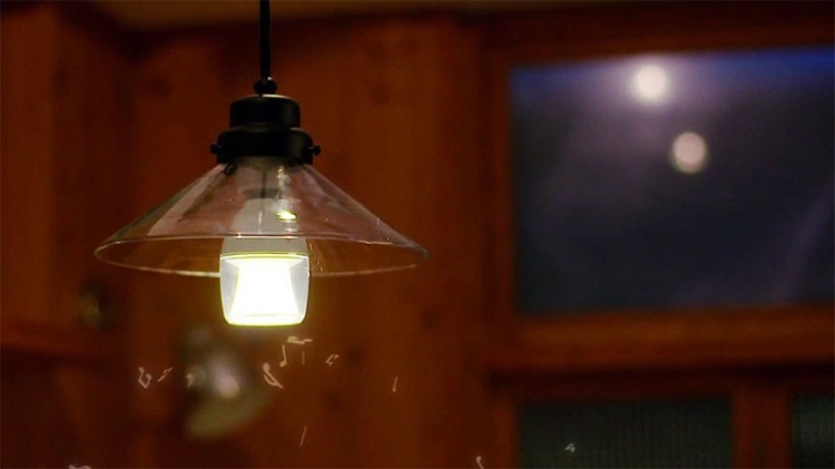 LED žiarovka od spoločnosti Sony s čiernou objímkou a priehľadným tienidlom sony žiarovka tienidlo reproduktor nápad smartphone príslušenstvo