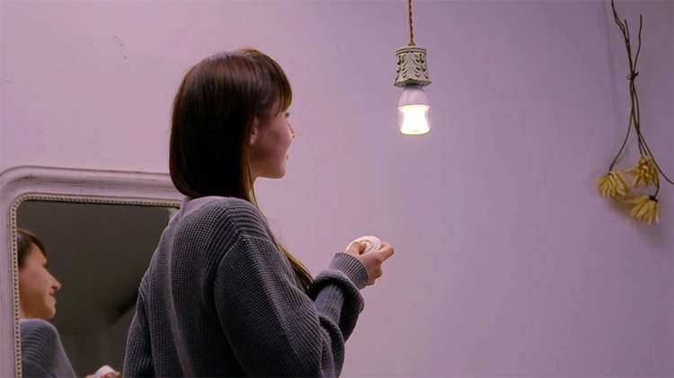 Pre hudobnú žiarovku bola zvolená objímka vo vintage štýle hudobná žiarovka od myšlienkovej technológie zvukového systému sony led