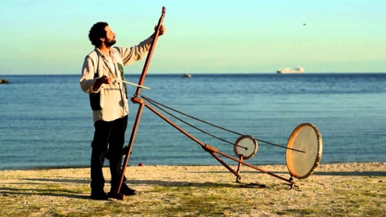 Hudobný nástroj Yaybahar dobyl svet vývojár so svojim hudobným nástrojom