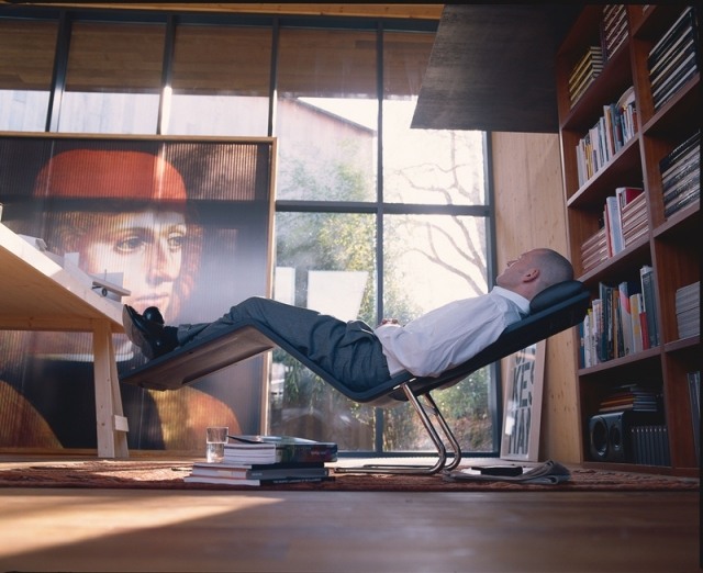 Lehátko s dizajnom-čierna-škrupina-polyuretánová pena-vitra-mvs