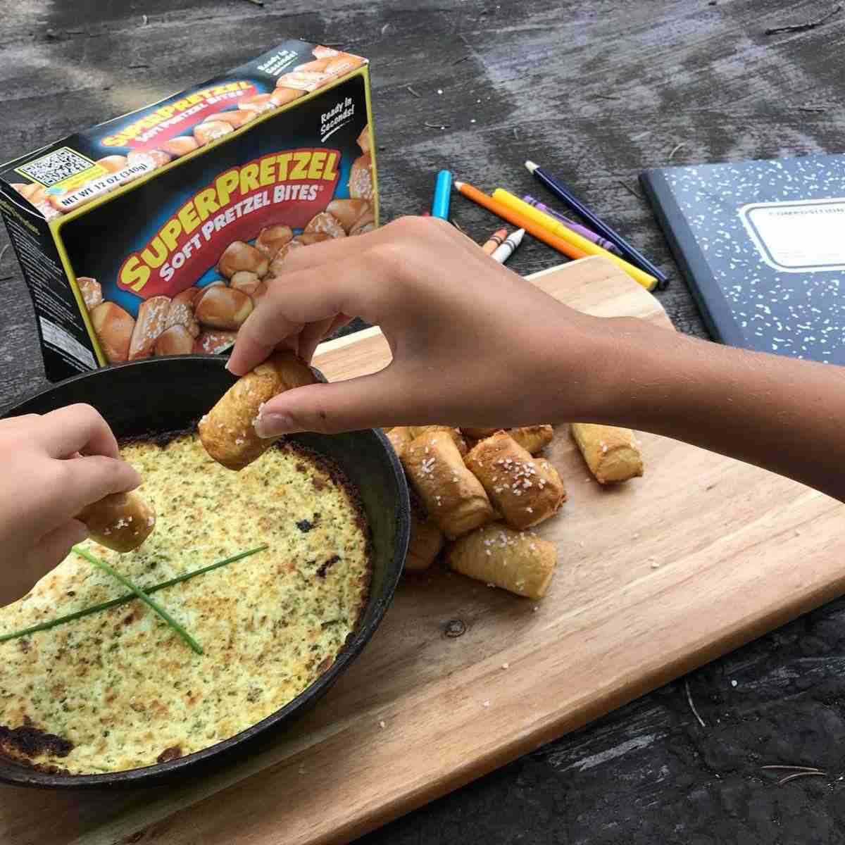 Výdatný dip s kozím syrom, pórom a bazalkou zapečený v rúre