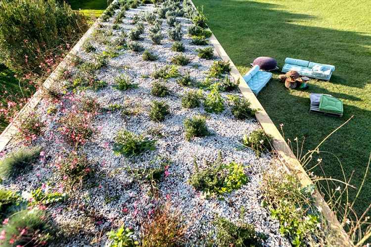 strešný kontajner dom zelené rastliny štrk