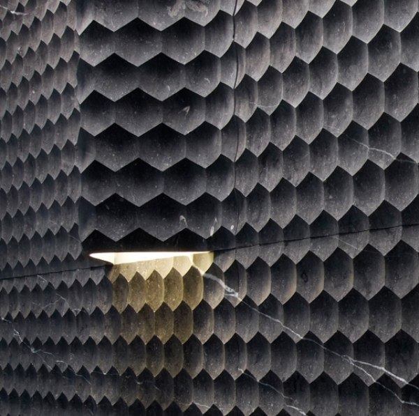 Priečka deliacej steny prírodný kameň spracovanie mozaiky štruktúra-lithos dizajnová stena