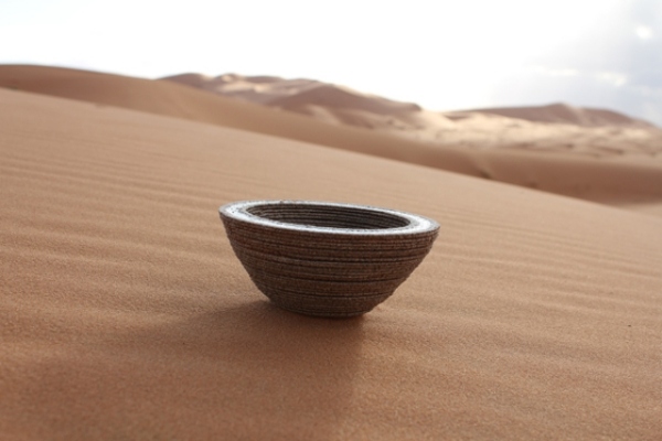 Zariadenie Markus Kayser SolarSinter na tavenie púštneho kameňa pomocou slnka