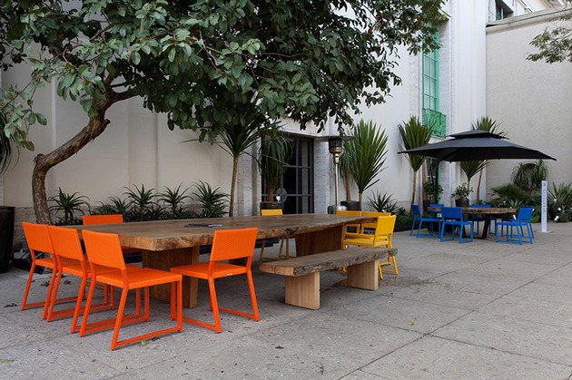 záhradný nábytok stôl z masívneho dreva lavička farebné stoličky