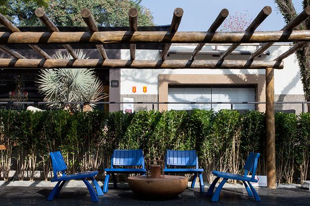 modré stoličky okrúhly konferenčný stolík drevená pergola