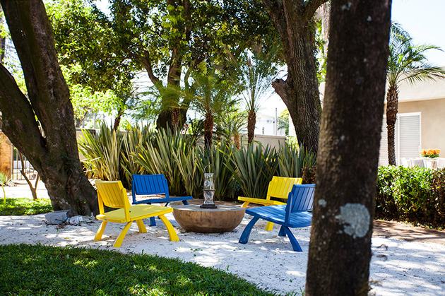 záhradný nábytok konferenčný stolík okrúhle farebné stoličky z masívu