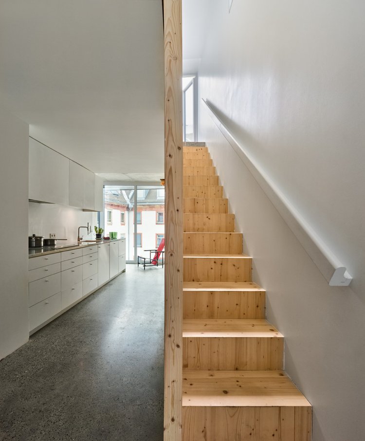 udržateľná budova malý priestor súkromný dom schody kuchyňa biela