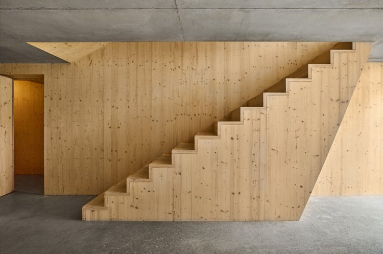 udržateľná budova malý priestor súkromný dom drevené schody vo vnútri betónu