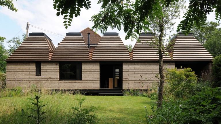 udržateľná budova sedlová strecha lúka posuvné sklenené dvere