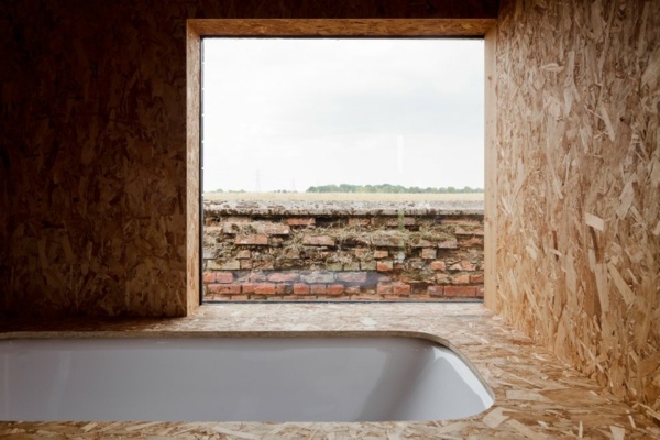 minimalistická biela kúpeľňa s drevenou dekoráciou