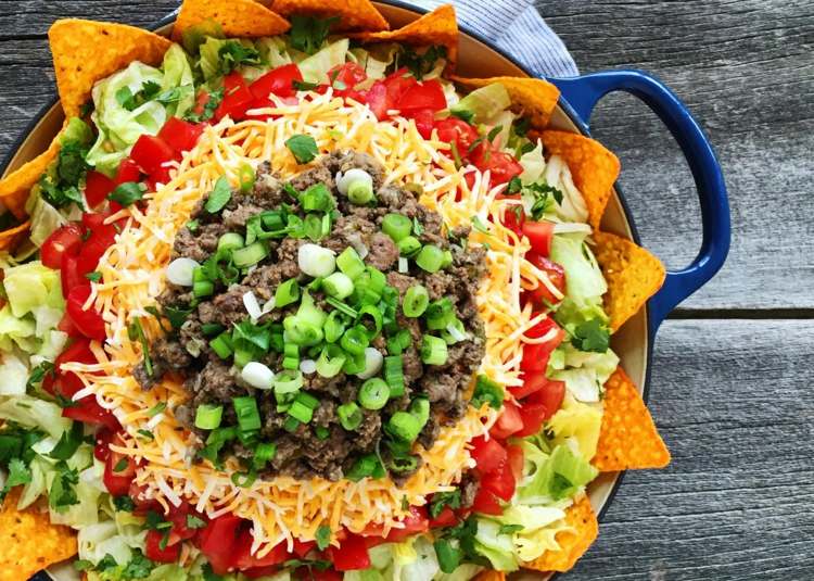 Vrstvený šalát Tortilla Chips paradajka