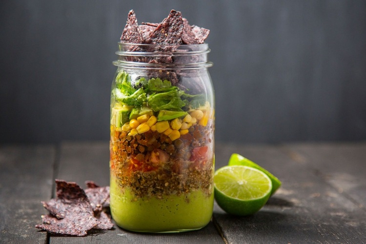 modrá kukurica vrstvená do skleneného šalátu