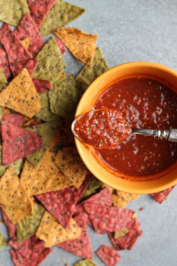 omáčka salsa tortilla chipsy misa