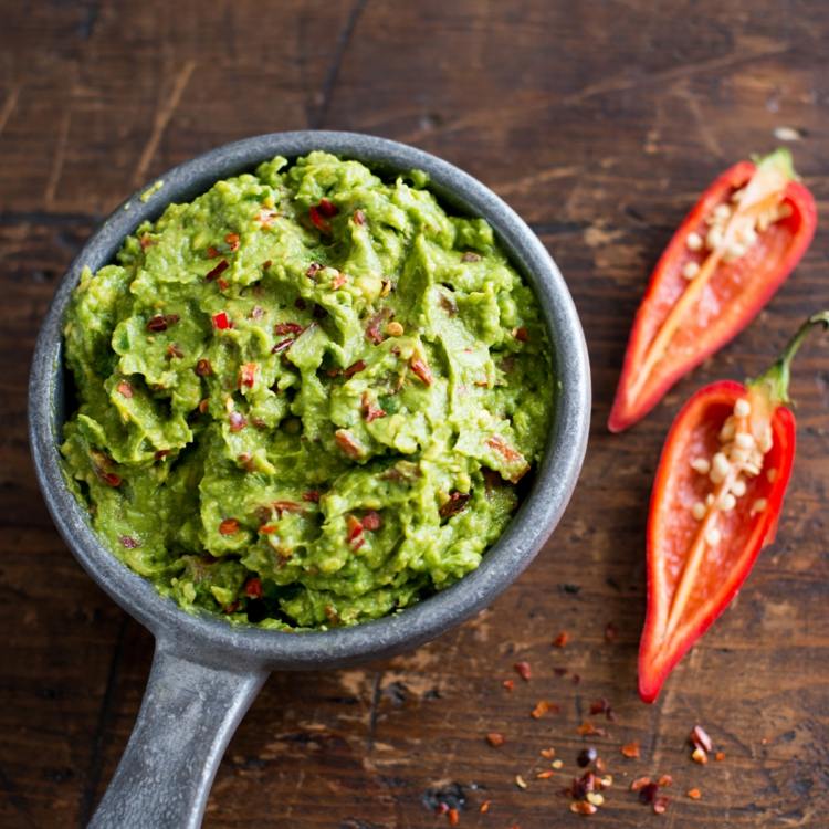 guacamole-dip-čili-paprika-avokádo