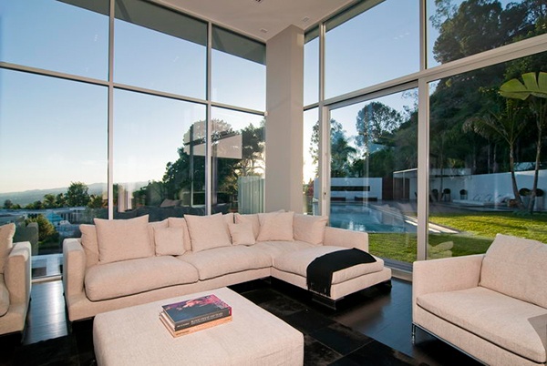 Zasklenie od podlahy k stropu, pohovky XXL v béžovej, tmavej drevenej podlahe