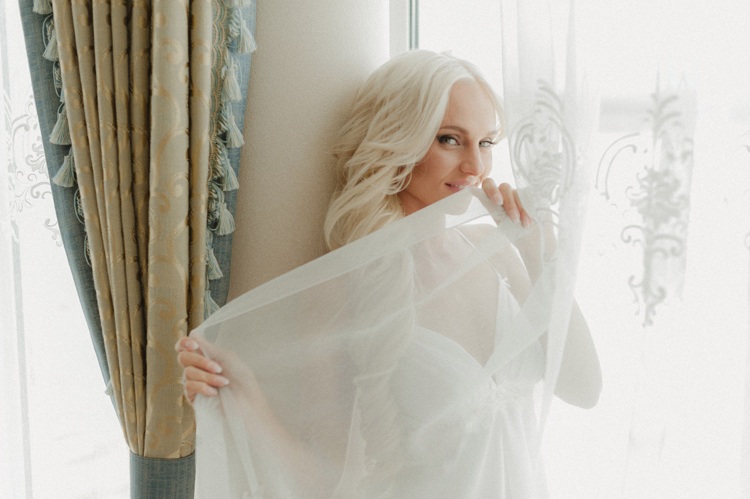 krásne dámske spodné prádlo negližé na nočné šaty z bielej priehľadnej látky