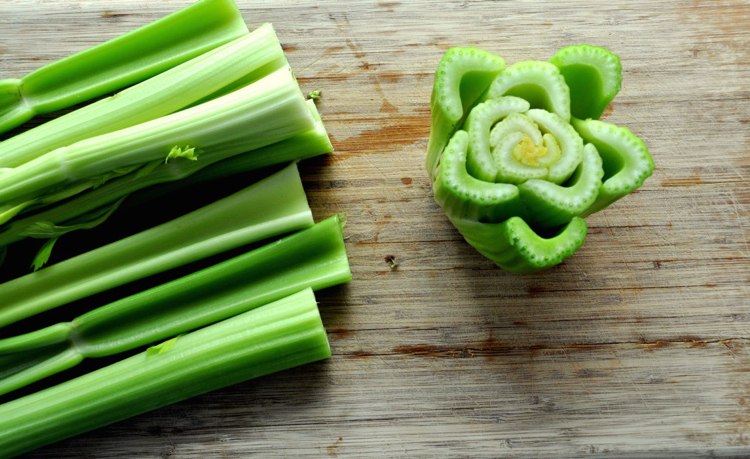 Pestujte vo vode obnoviteľnú zeleninu a nevyhadzujte kuchynský odpad obnoviteľná zelenina-voda-čerstvá-zelerová kuchyňa