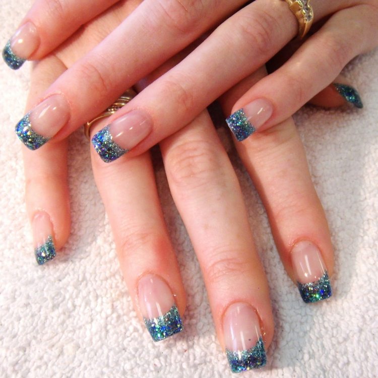 Gélové nechty s trblietkami nail-design-gel-design-blue-glitter-francúzsky