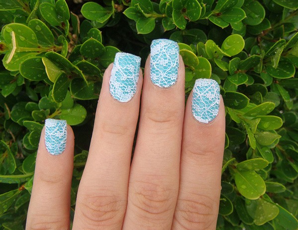 Nápad na manikúru nechtov v modrej farbe s šperkom na nechty s bielym hrotom Nechty-manikúra-modrý-tip-motív-ako-šperk na nechty