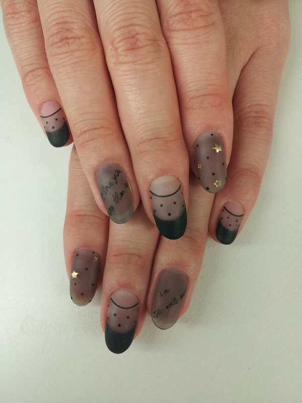 Dizajn nechtov matná čierna a polopriehľadné trblietavé hviezdičky Nail-Design-matná-čierna-irizujúca-polopriehľadná-hviezdičky
