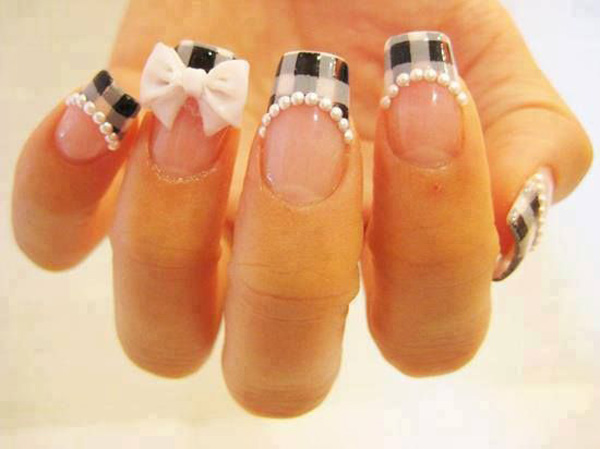 Francúzsky nechtový dizajn s mašličkami, perlami a 3D šperkami French-nail-design-bow-beads-3d-šperky-nápady-nail art