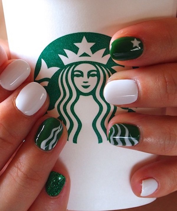 Efektné nechty so vzorom Starbucks v zelenej farbe so vzorom hviezd a vĺn Starbucks-Nail-Design-Effect-Nails-Green-Stars-Waves-Pattern