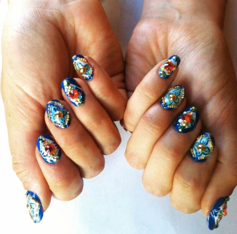 Trendový nechtový dizajn s 3D šperkami a kamienkami Dizajn nechtov-moderné-3d-šperky-zlaté kamienky