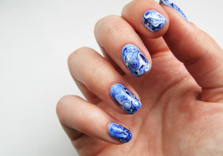 Modrý dizajn s mramorovým efektom nechtový dizajn mramorový efekt-modro-biely