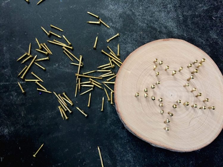 sláčikové umenie vianočné drotárstvo vlastnoručne vyrobené drevené disky dekorácia klince kladivo v päťcípej hviezde