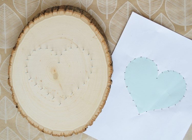 šnúrkové umenie vianočný drotár domáca dekorácia z drevených kotúčov papierová predloha v tvare srdca červená vlnená niť