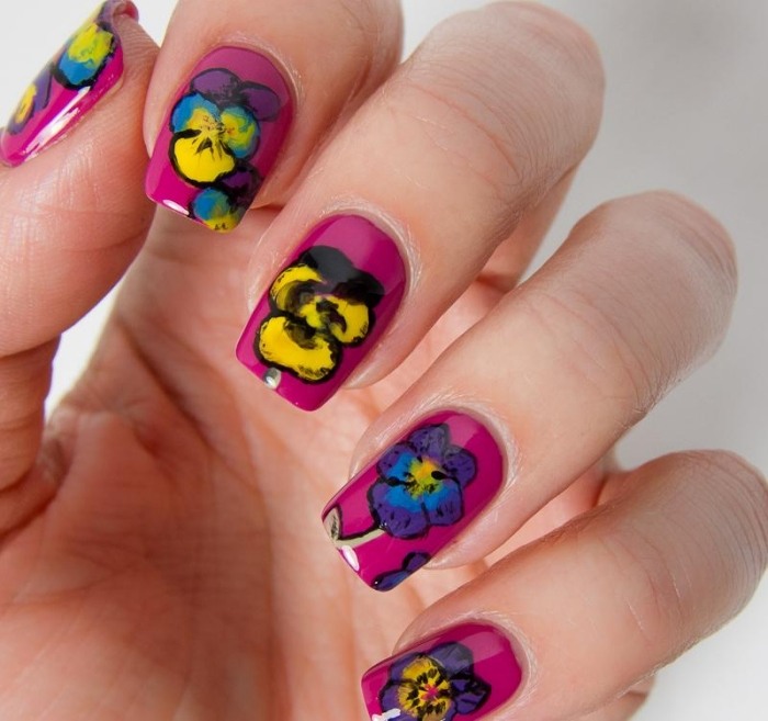 kvetinové motívy-fialky-lila-základný kabát-lesklé-hranaté-zakončené-tipy na nechty