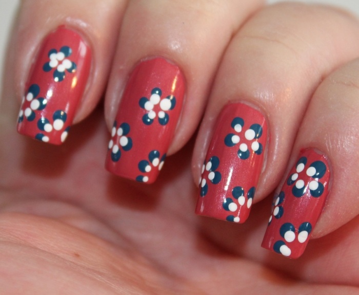 Dizajn nechtov-jar-červený-základný kabát-malé-kvety-modro-biele-diy-nápady