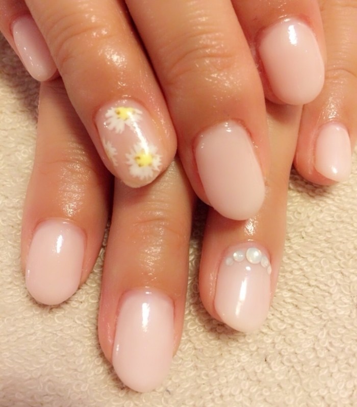 lesklá koža-zafarbená-lak-na nechty-dizajn-kvety-nahý-vzhľad-diy