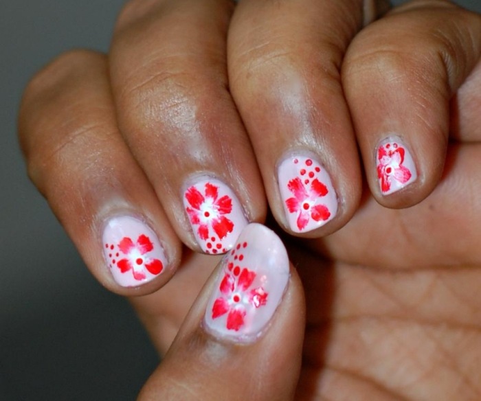 jarné-nechty-umenie-ružové-kvety-polopriehľadné-základný-kabát-biele-nápady-do štýlu