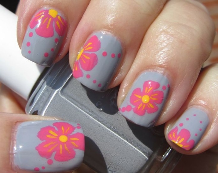 Farby na nechty-z-kvetov-na-urobte si-sivo-ružovo-žlté-laky