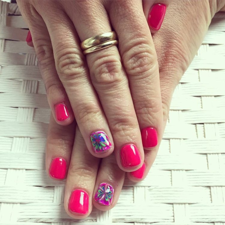 nechtový dizajn-krátke-nechty-leto-ružové-kvety-maľba-motívy-kvetinovo-letné