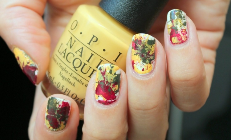 Dizajn nechtov-krátke-nechty-leto-freestyle-farby-lak na nechty-abstraktné