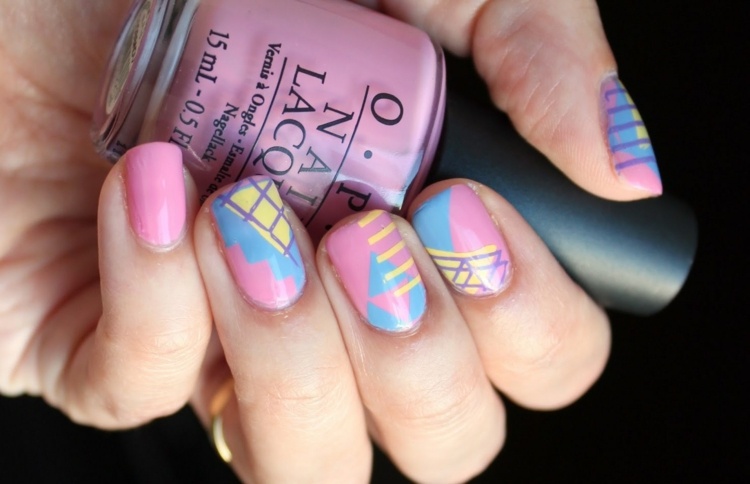 nechtový dizajn-krátke-nechty-leto-geometricko-graficko-pastelové tóny