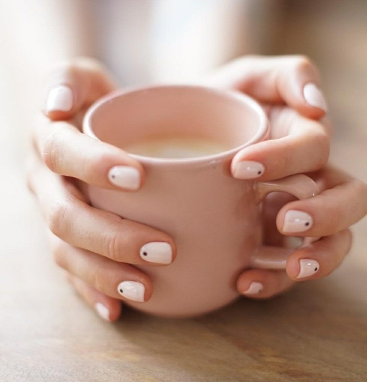 nechtový dizajn-na-krátke-nechty-leto-minimalistické-bodky-vzor-bielo-čierny