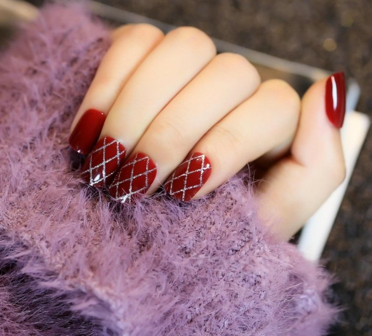 nechtový dizajn-krátke-nechty-letné-sieť-červeno-strieborné-elegantné-ženy