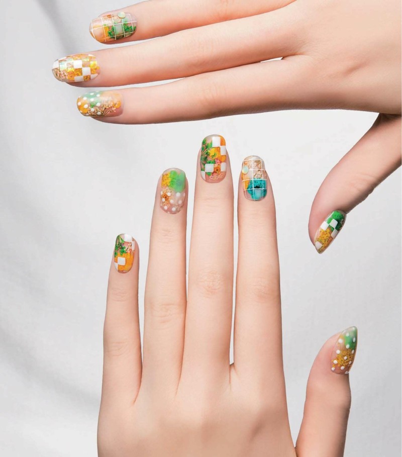 Nechtový dizajn ako vytlačený nápady na dizajn nechtov farebný geometrický vzor oranžovo zelený drzý