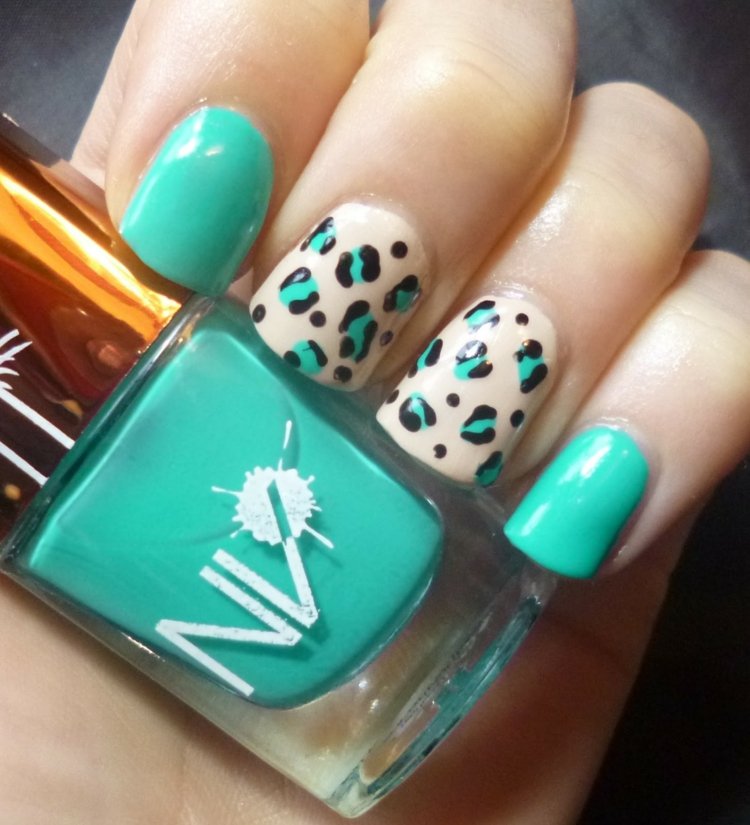 Nakreslite dizajn nechtov v zelenej a béžovej farbe Nechtový dizajn-nápady-zelená-béžová-vzor-zvieratka-obrázky