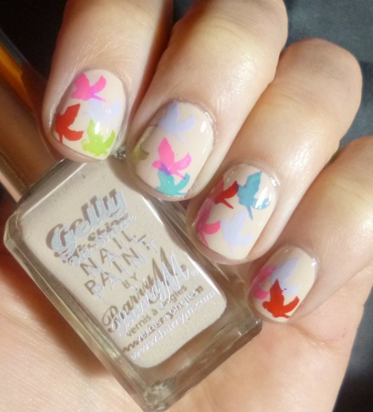 Veselé motívy v pastelových farbách zdobia nechty Nápady na dizajn nechtov jesenné listy pastelové farby