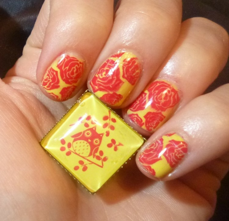 Romantický dizajn nechtov s ružami v oranžovej farbe Nechtový dizajn-nápady-oranžovo-žlté kvety