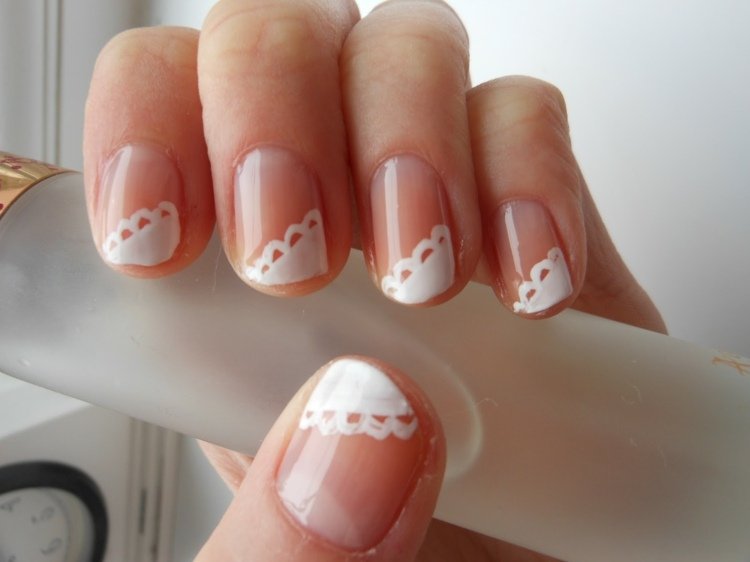 Dizajn nechtov so základným lakom a bielym lakom na nechty Nail-design-nápady-tip-biely-lak na nechty-platí