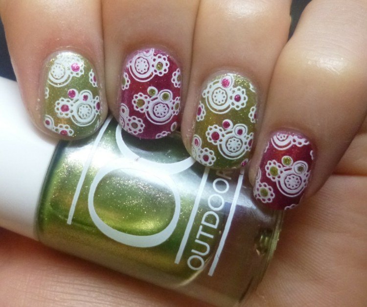 Nechtový dizajn s kvetmi a kamienkami Nechtový dizajn-nápady-kvety-zelená-červená-nechtový dizajn