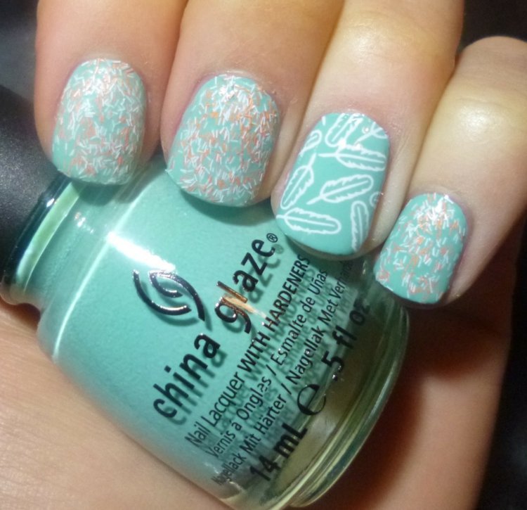 Naneste nechtový dizajn lakom v mätovej farbe Nápady na dizajn nechtov mätovo zelené strieborné kamienky